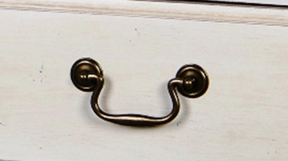 miniaturka Komoda RTV z metalowymi uchwytami i giętymi nóżkami w stylu prowansalskim – Garda