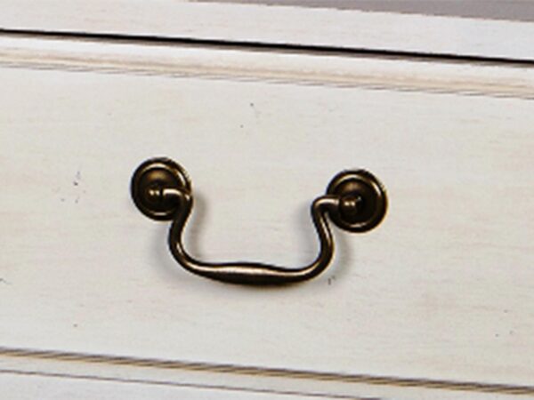 Detal szuflady z metalowym uchwytem w kolorze czerni