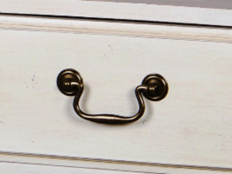 Detal szuflady z metalowym uchwytem w kolorze czerni