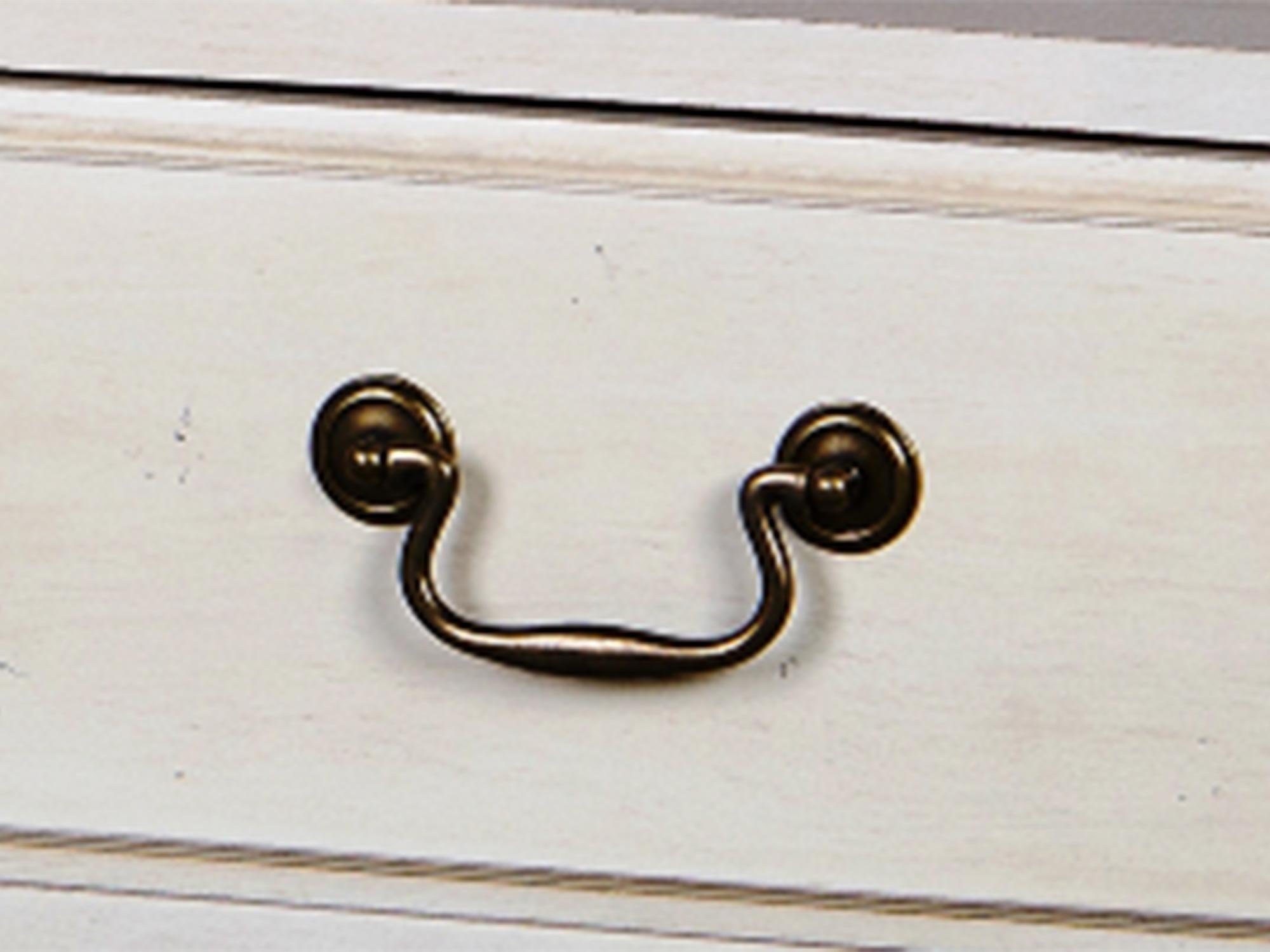 Detal szuflady z metalowym uchwytem w kolorze czerni Detal szuflady z metalowym uchwytem w kolorze czerni