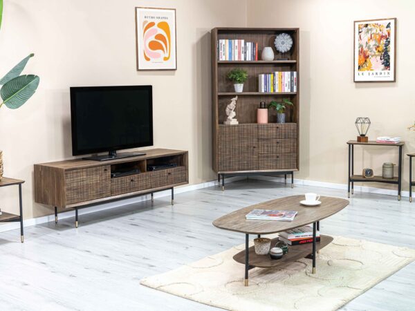 Aranżacja salonu z niską szafką RTV i stolikiem kawowym owalnym z półką