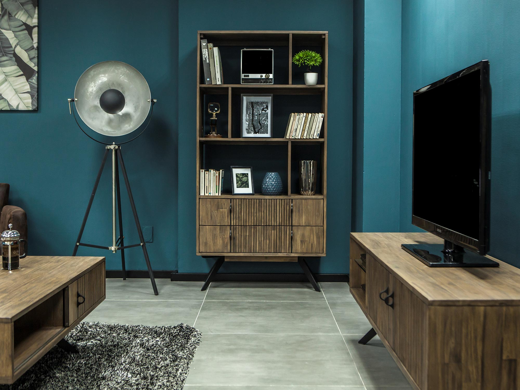 Aranżacja pokoju dziennego z regałem, szafką RTV i stolikiem kawowym w naturalnym drewnie i czerni