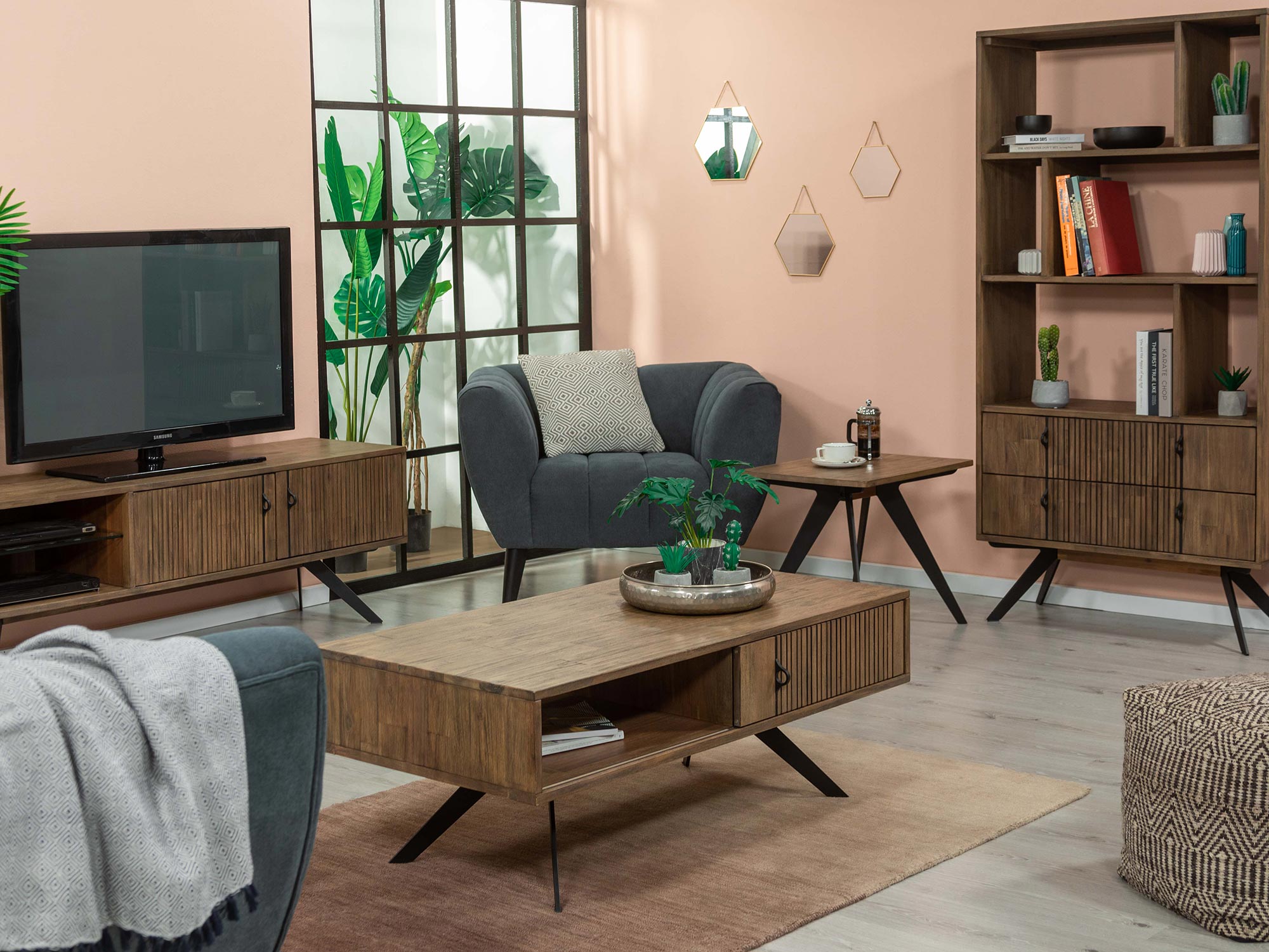 Aranżacja salonu z drewnianym stolikiem kawowym i komodą z pionowymi frezami Aranżacja salonu z drewnianym stolikiem kawowym i komodą z pionowymi frezami