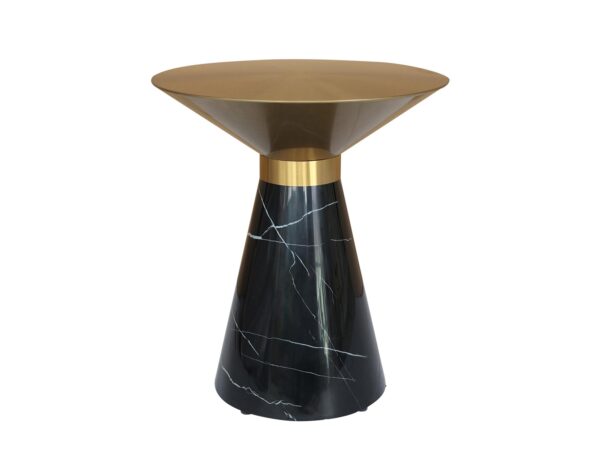 Blat stołu z czarnego marmuru w zbliżeniu, z wyraźnymi białymi żyłkami