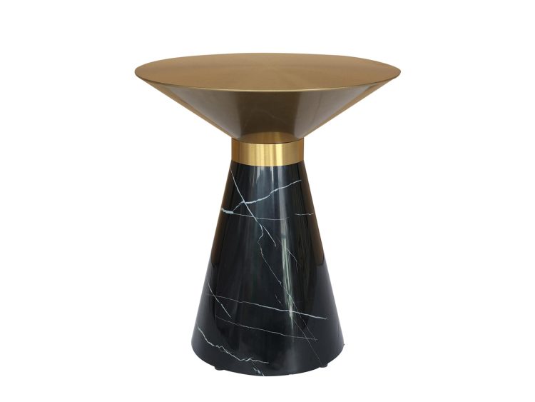 Blat stołu z czarnego marmuru w zbliżeniu, z wyraźnymi białymi żyłkami