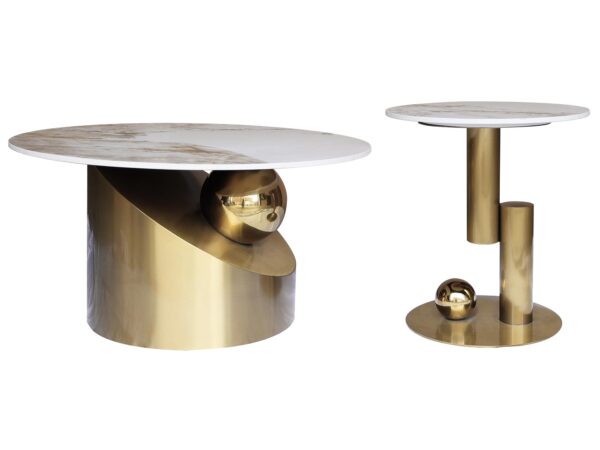 Zestaw dwóch okrągłych stolików kawowych z białym marmurowym blatem i złotą kulistą podstawą w stylu art deco