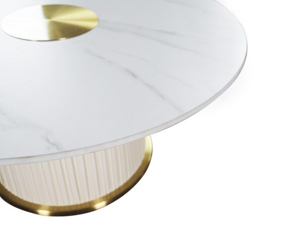 Zbliżenie na blat stolika kawowego w kolorze białego marmuru z delikatnym użyleniem