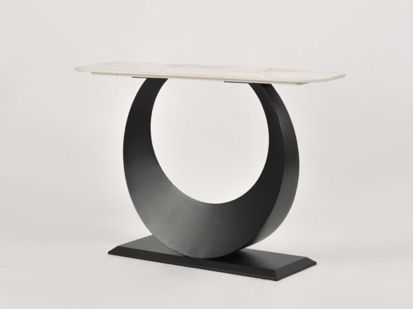 Stół z blatem z jasnego marmuru na masywnej, czarnej podstawie w kształcie pierścienia