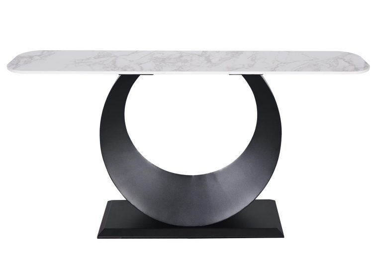 Stół z blatem z białego marmuru na czarnej, okrągłej podstawie w formie pierścienia