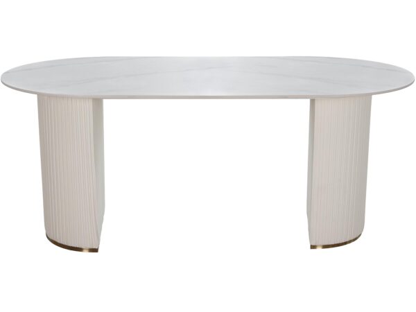 Stół o owalnym blacie z jasnego marmuru i prostymi nogami w kolorze białym