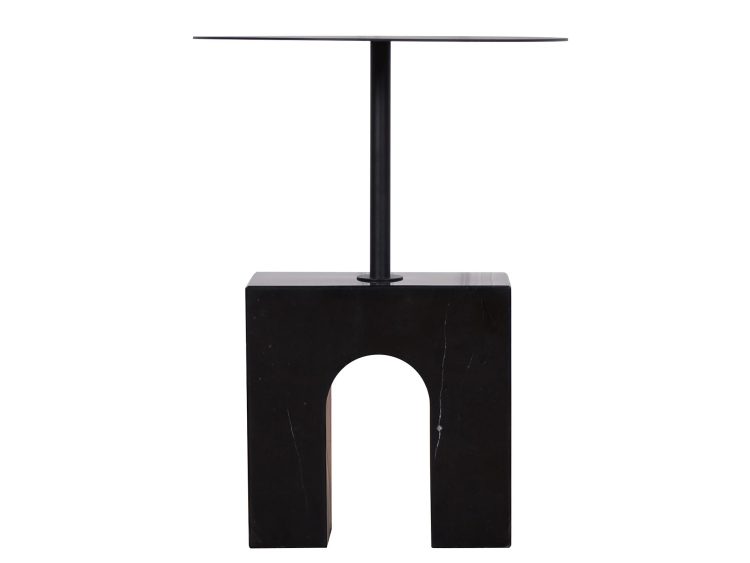 Mały stolik pomocniczy z czarną podstawą w formie łuku i prostym blatem