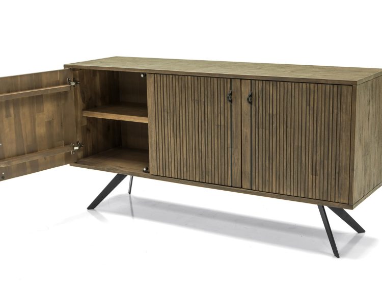 Komoda drewniana z lamelowymi frontami i czarnymi metalowymi nogami, uchylone drzwiczki