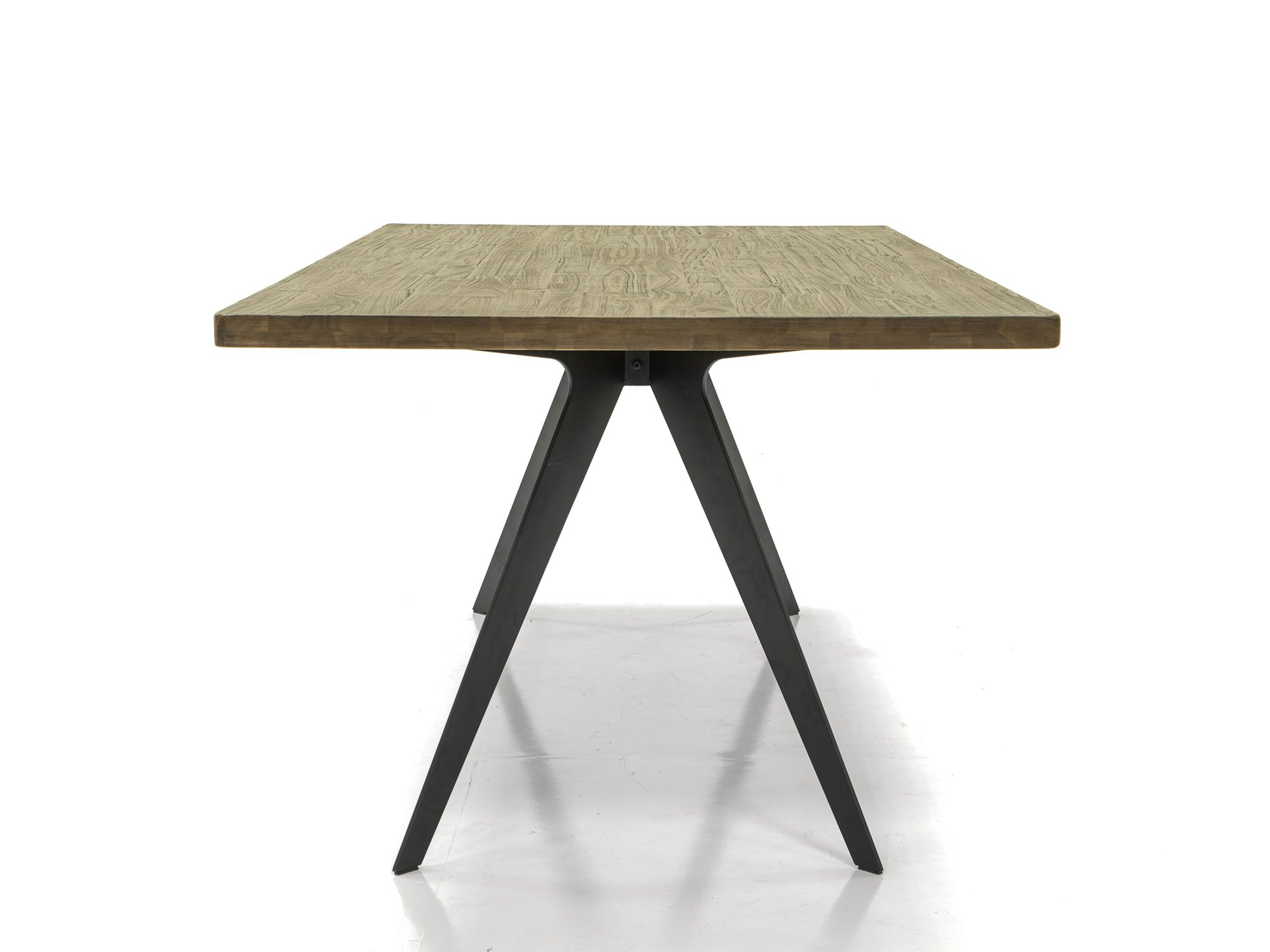 Drewniany stół prostokątny na czarnych, skośnych metalowych nogach, widok z przodu Drewniany stół prostokątny na czarnych, skośnych metalowych nogach, widok z przodu