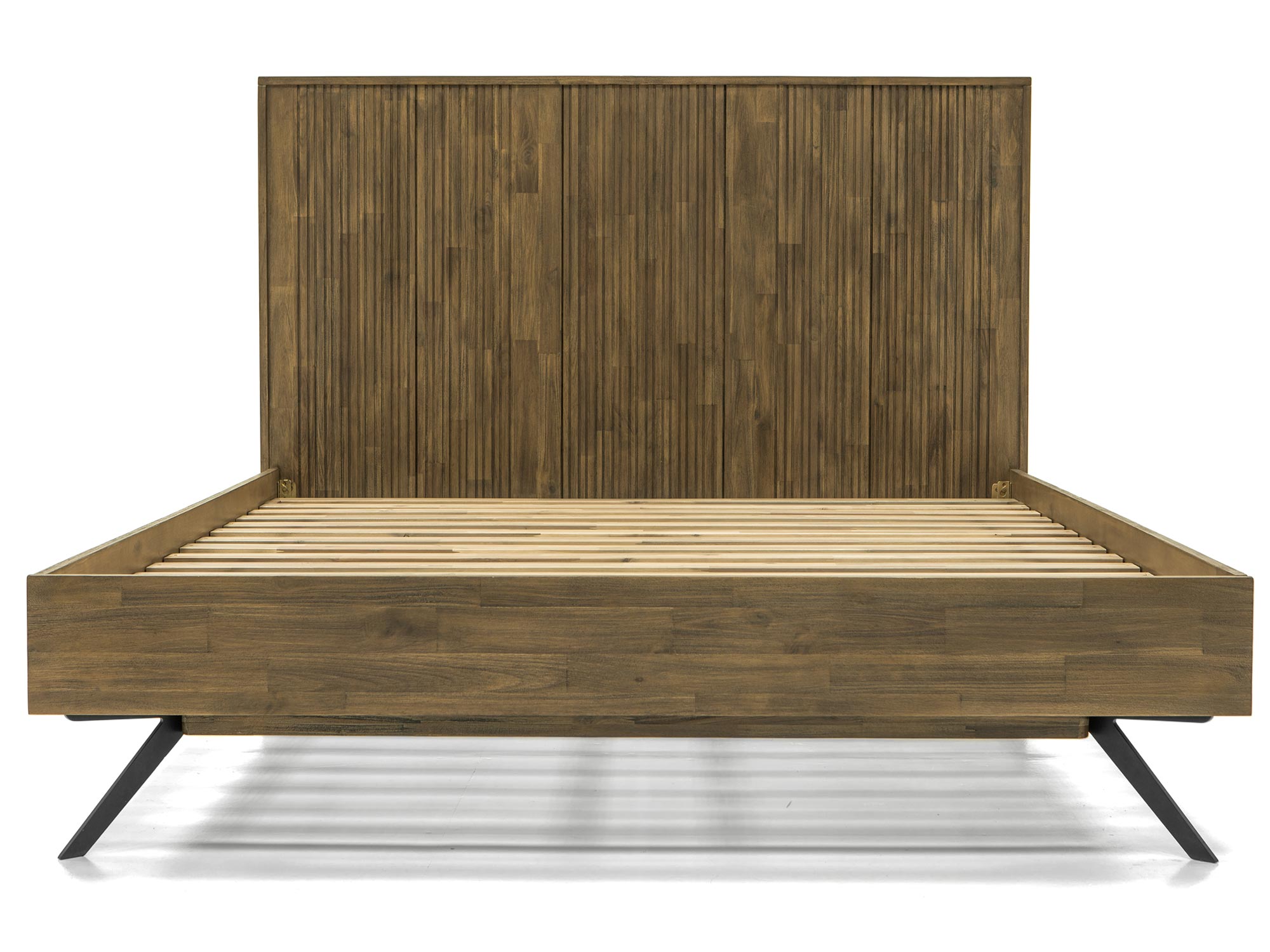 Drewniane łóżko na metalowych czarnych nóżkach