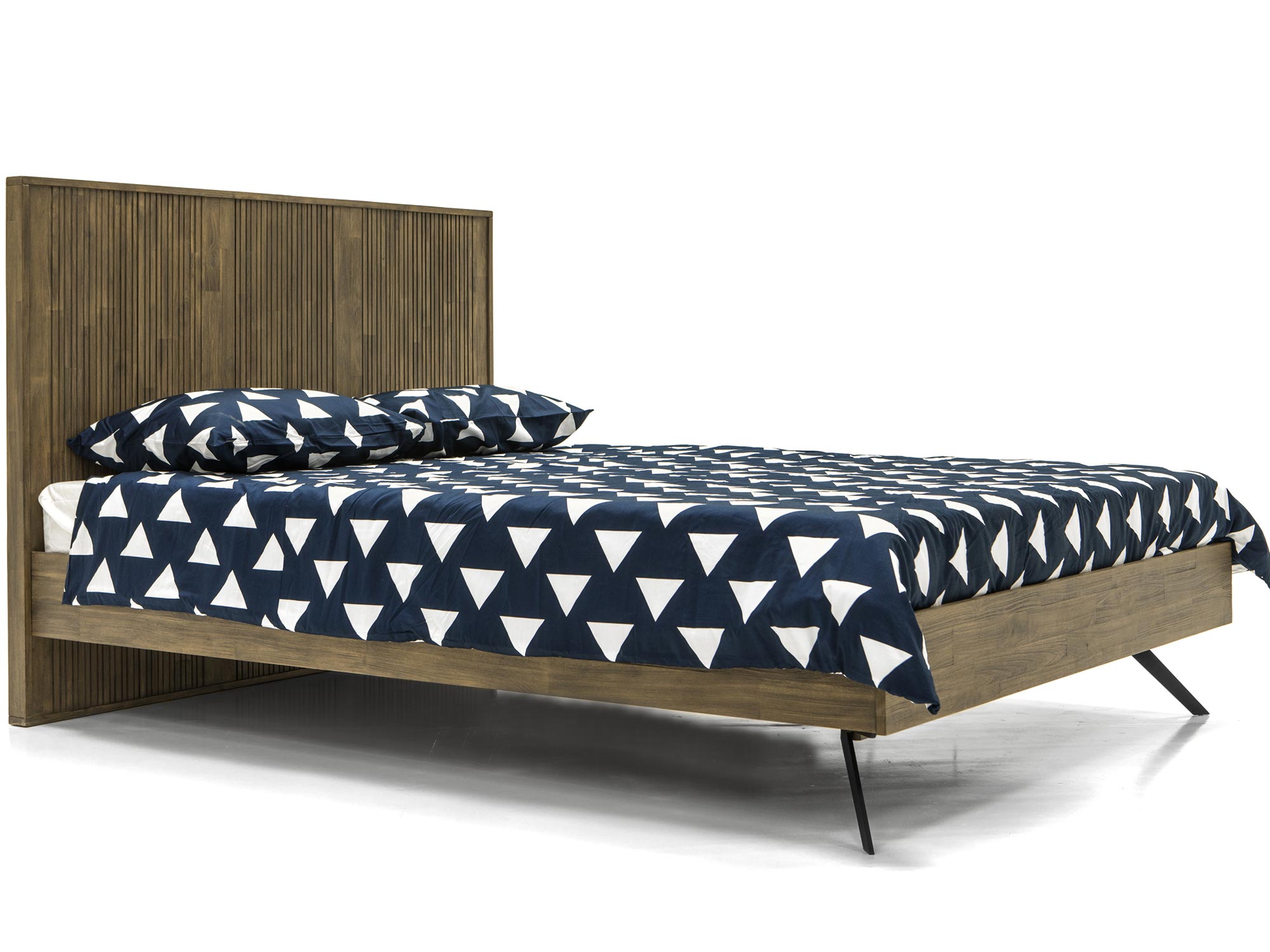 Drewniane łóżko w aranżacji sypialni z dywanem i szafkami nocnymi