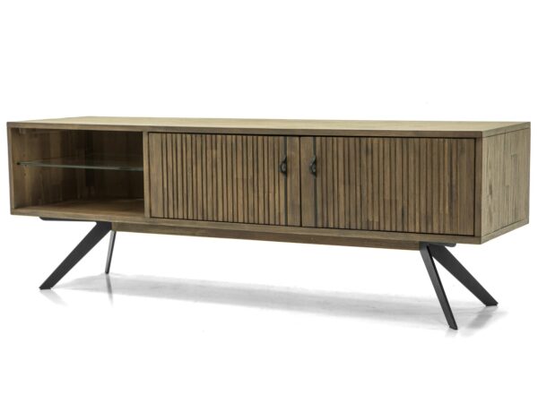 Szafka RTV z drewna w naturalnym odcieniu, z otwartą półką i lamelowymi drzwiczkami