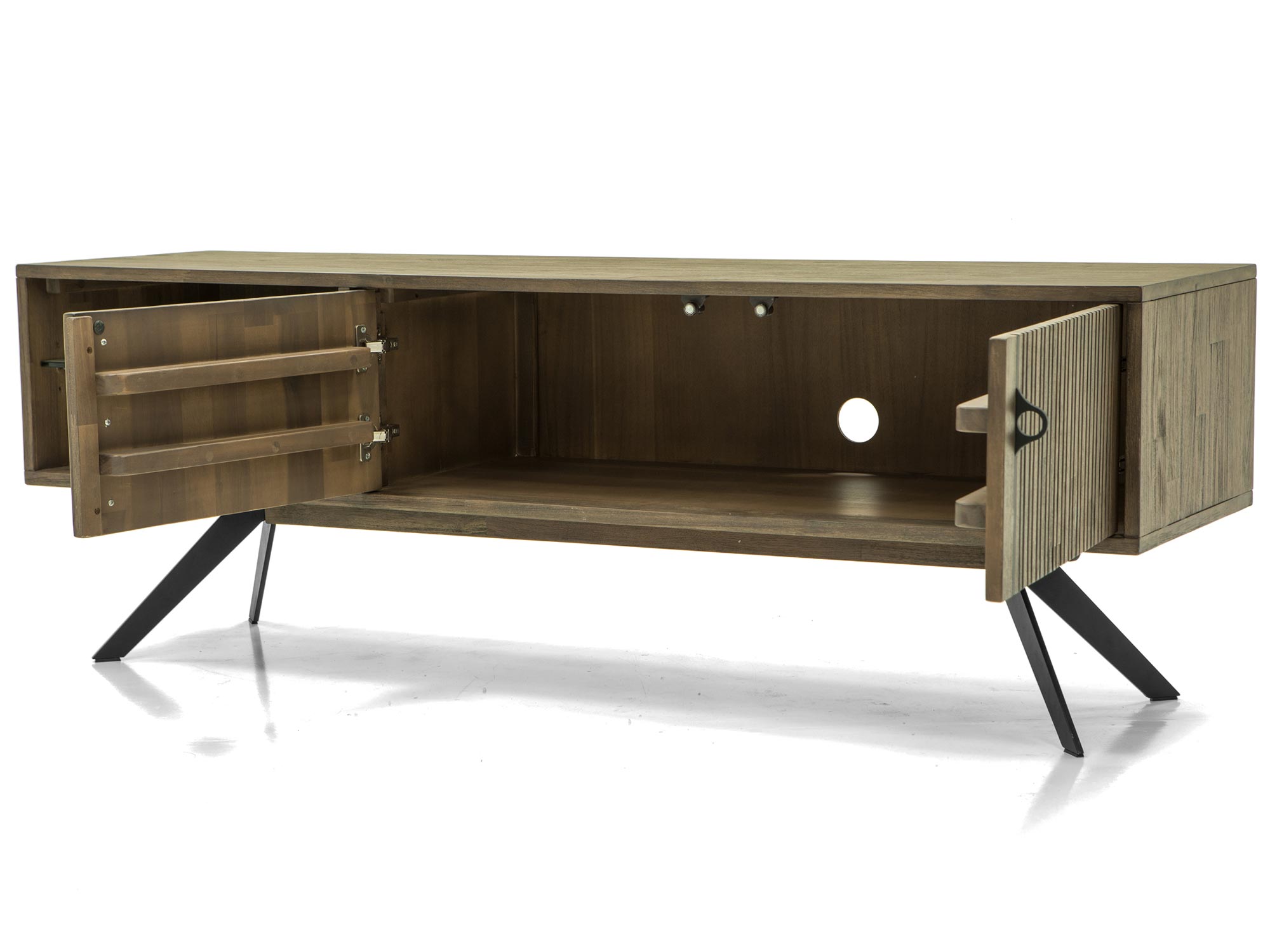 Drewniana szafka RTV z lamelowymi frontami i czarnymi metalowymi nogami, widok z uchylonymi drzwiczkami Drewniana szafka RTV z lamelowymi frontami i czarnymi metalowymi nogami, widok z uchylonymi drzwiczkami