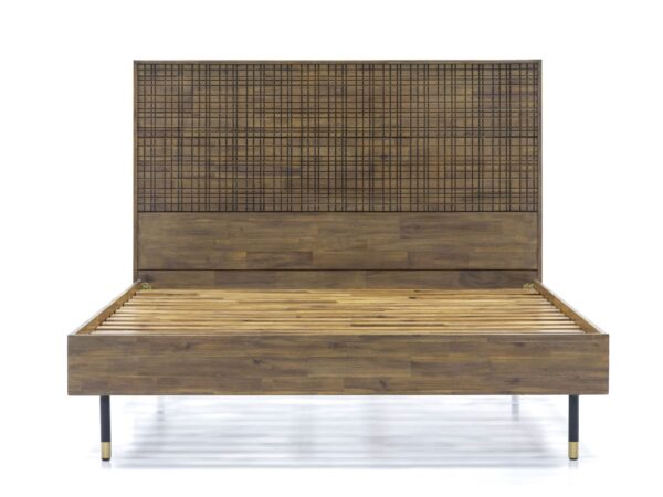 Łóżko z drewnianą ramą i zagłówkiem w stylu rattanowym w kolorze miodowym