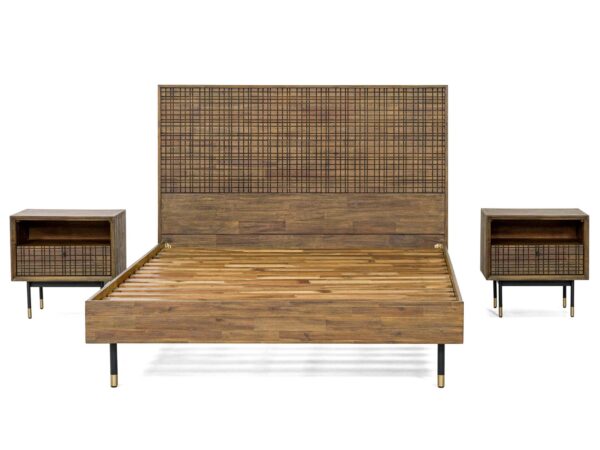 Łóżko drewniane w naturalnym wykończeniu z rattanowym zagłówkiem