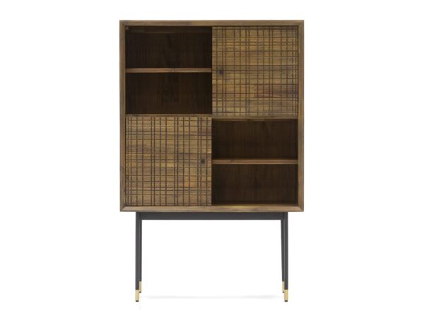 Szafka wysoka na czarnej podstawie z częściowo otwartym wnętrzem i plecionymi drzwiami