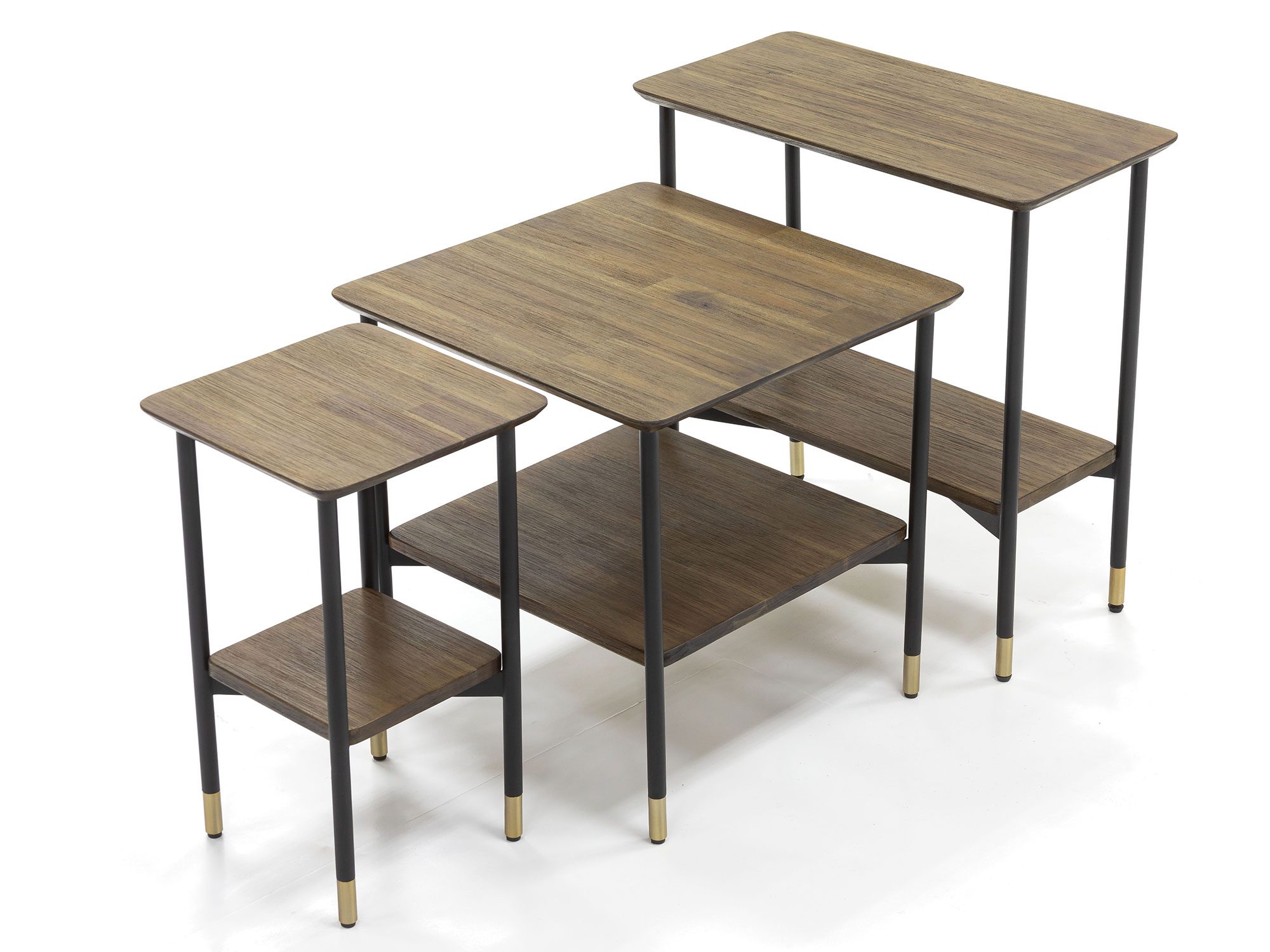Zestaw trzech stolików kawowych o drewnianych blatach i czarnych nogach ze złotymi detalami