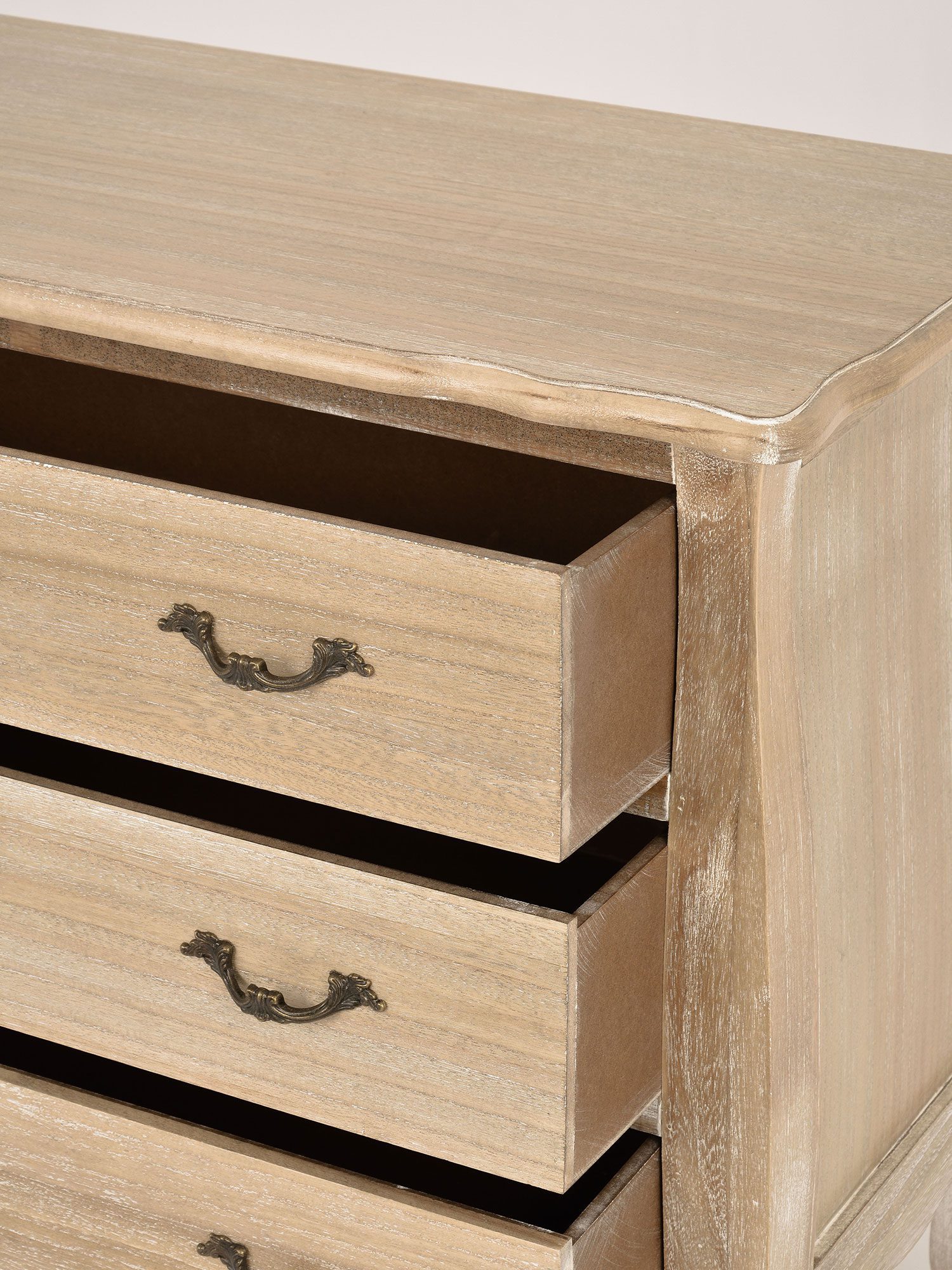 Uchwyty z motywem roślinnym w meblu z naturalnego drewna Uchwyty z motywem roślinnym w meblu z naturalnego drewna