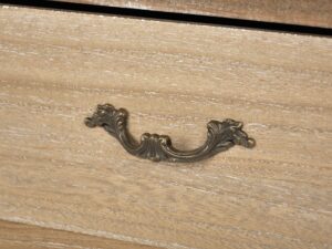 miniaturka Komoda prowansalska z rzeźbieniami na giętych nóżkach – Viva