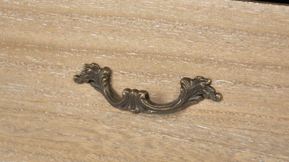 miniaturka Komoda prowansalska z rzeźbieniami na giętych nóżkach – Viva