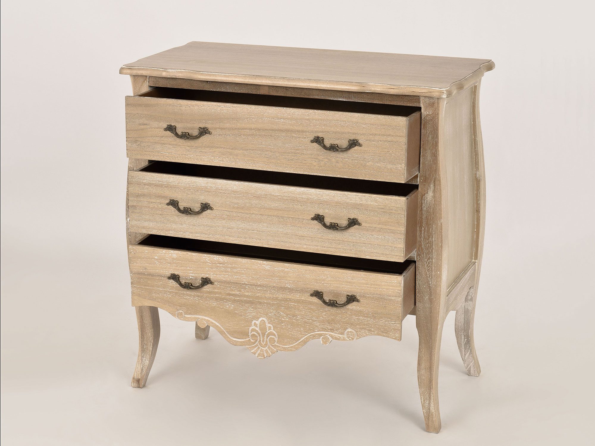 Komoda z metalowymi uchwytami i trzema szufladami vintage Komoda z metalowymi uchwytami i trzema szufladami vintage