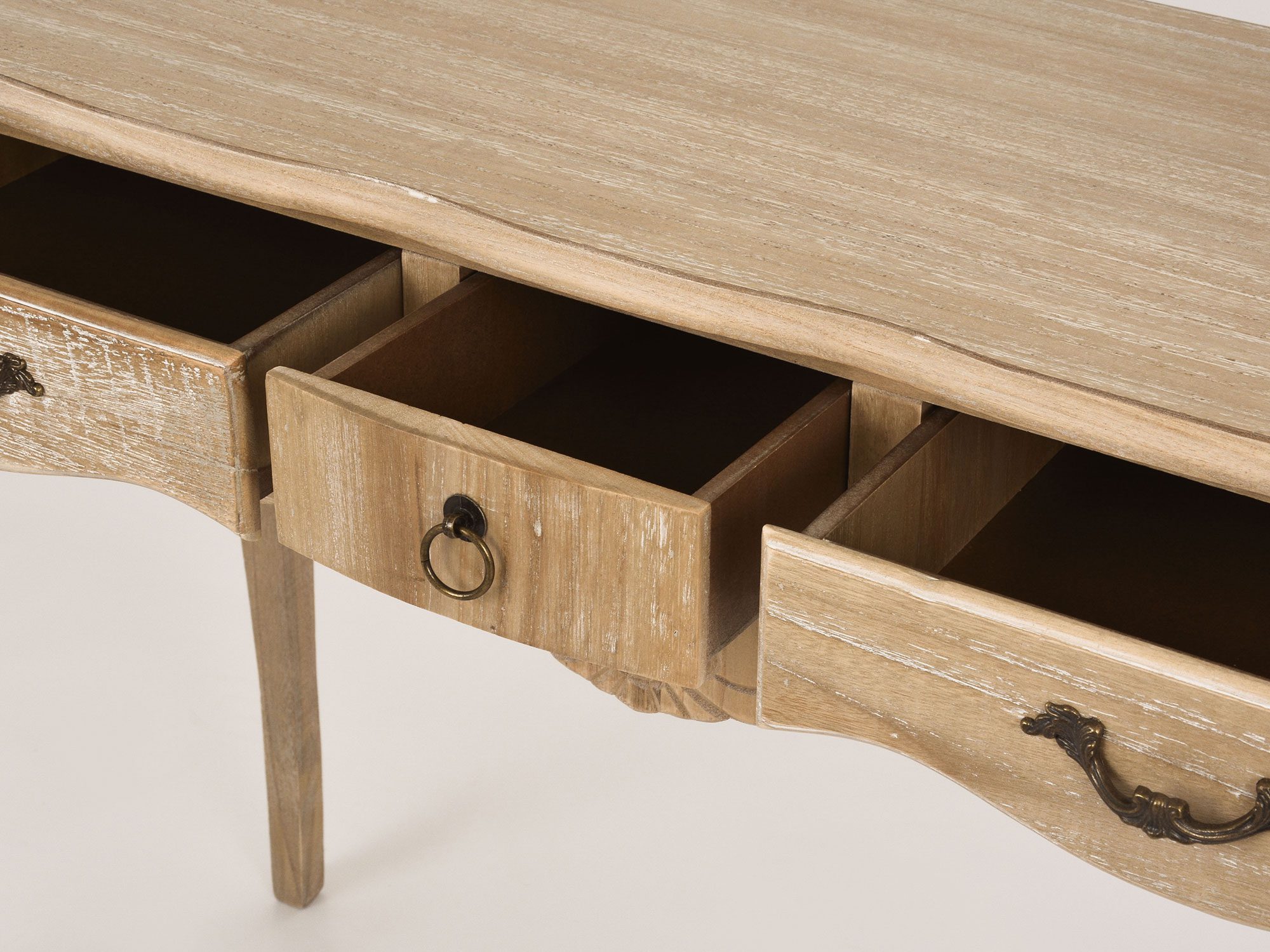 Biurko rustykalne z trzema szufladami i uchwytami w stylu retro Biurko rustykalne z trzema szufladami i uchwytami w stylu retro