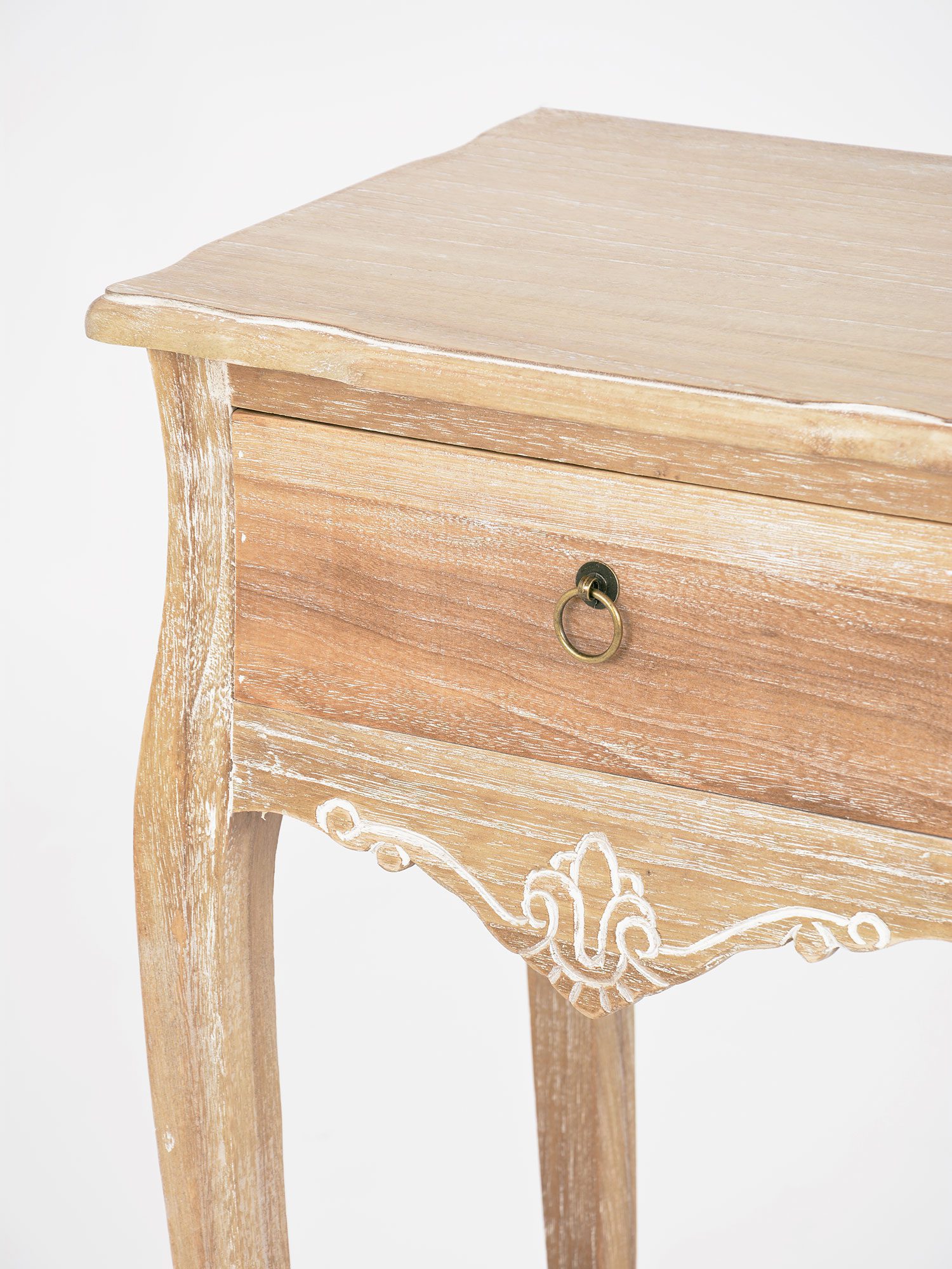 Detal narożnika komody z rzeźbieniem i efektem postarzenia Detal narożnika komody z rzeźbieniem i efektem postarzenia