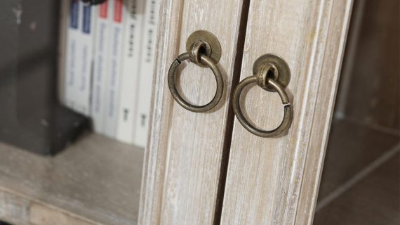 miniaturka Kredens z bielonego drewna paulowni na giętych nóżkach – Viva