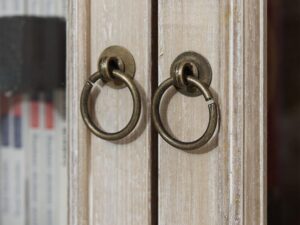 miniaturka Kredens z bielonego drewna paulowni na giętych nóżkach – Viva