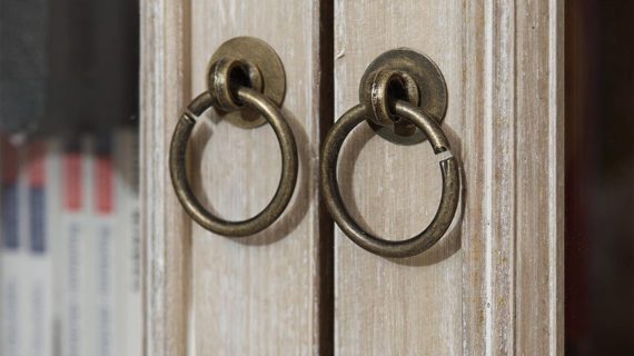 miniaturka Kredens z bielonego drewna paulowni na giętych nóżkach – Viva