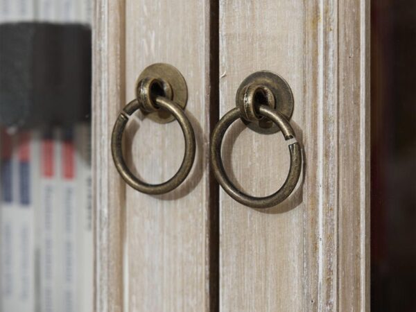 Przeszklone drzwi witryny z pionowymi rzeźbieniami w stylu vintage