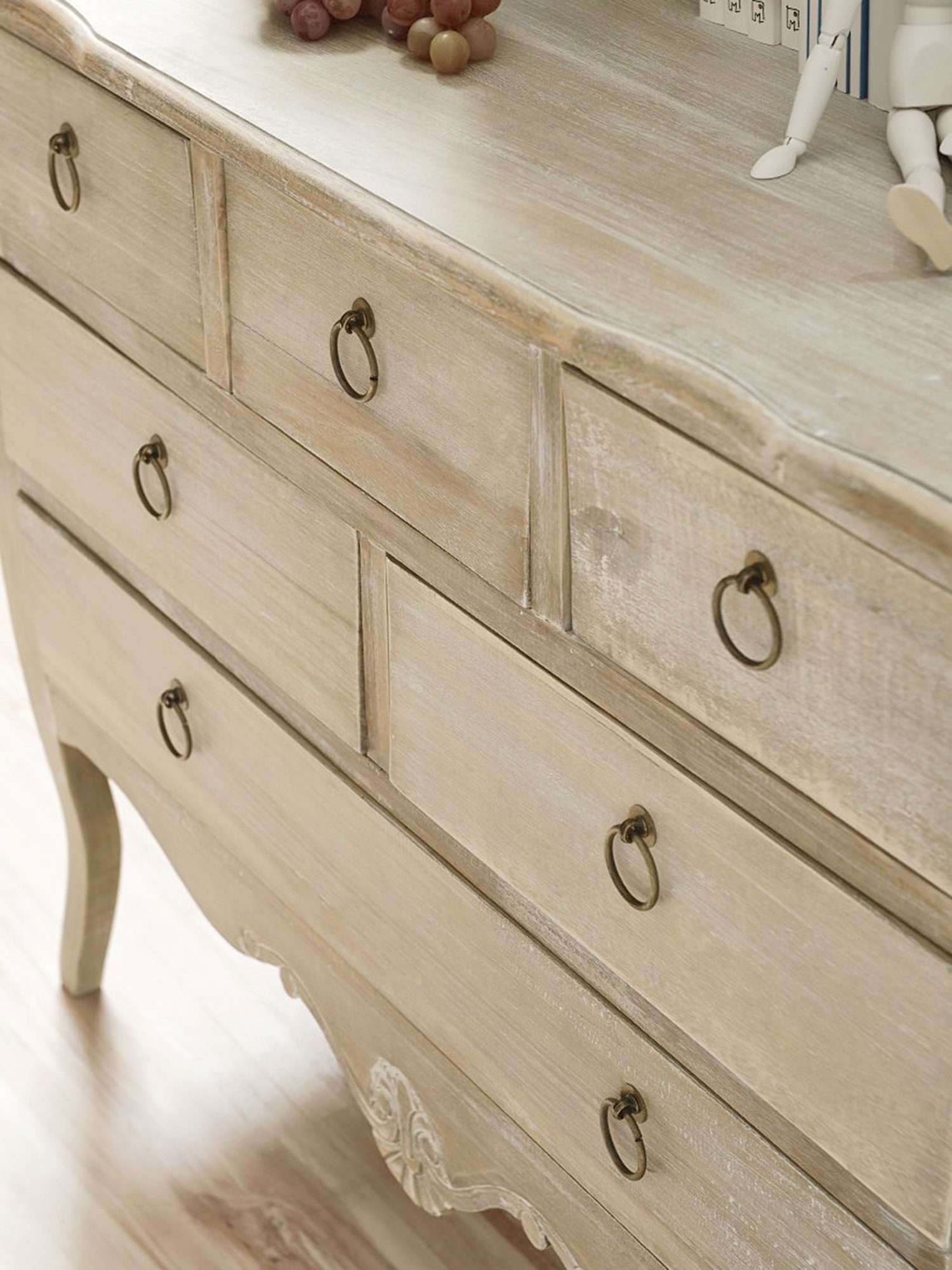 Komoda z rzeźbionymi nogami i sześcioma szufladami w stylu vintage Komoda z rzeźbionymi nogami i sześcioma szufladami w stylu vintage