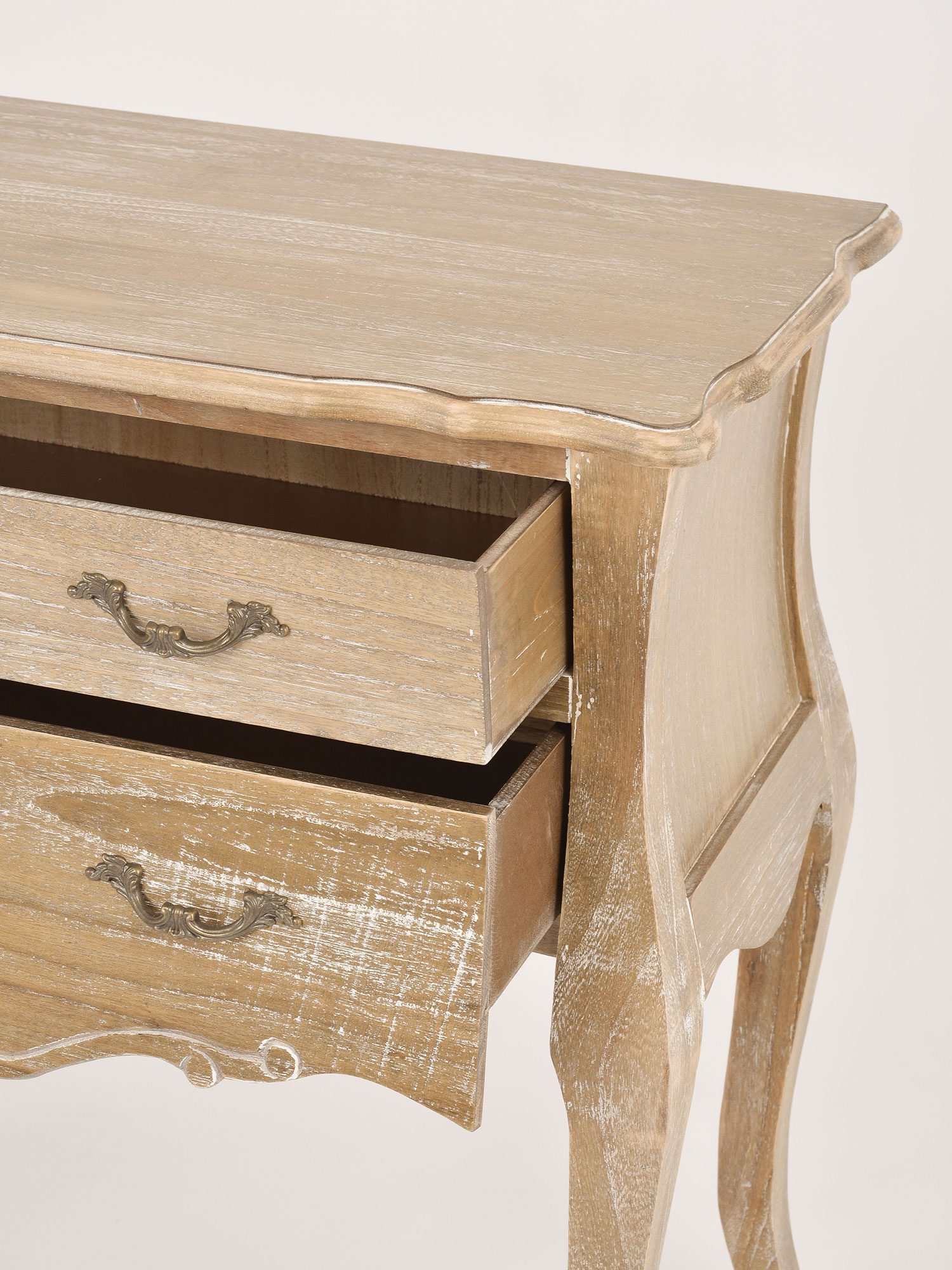 Zaokrąglony bok szuflady z drewna postarzanego z delikatnym frezem Zaokrąglony bok szuflady z drewna postarzanego z delikatnym frezem