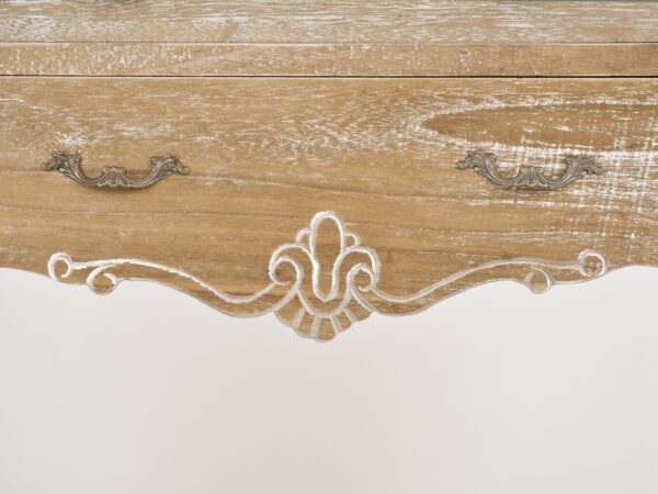 Rzeźbiony detal dolnej krawędzi komody z postarzanego drewna