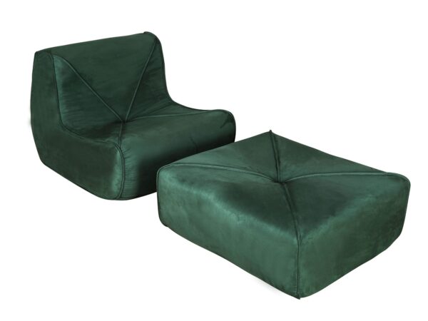 Zielony zestaw wypoczynkowy w aranżacji przy dużym oknie panoramicznym