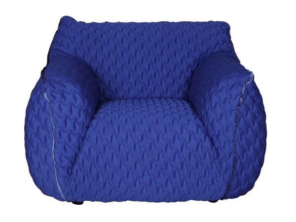 Kompaktowy fotel w kolorze kobaltowym z obszernym siedziskiem i niskim profilem