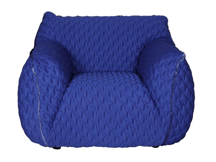 Kompaktowy fotel w kolorze kobaltowym z obszernym siedziskiem i niskim profilem