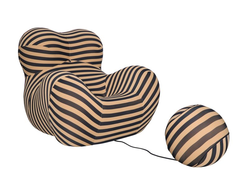 Zestaw foteli w pasy czarno–beżowe o zaokrąglonych kształtach