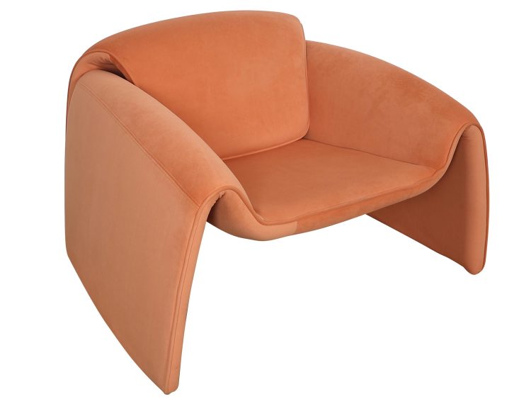 Sofa dwuosobowa w kolorze pomarańczowym o zaokrąglonych liniach