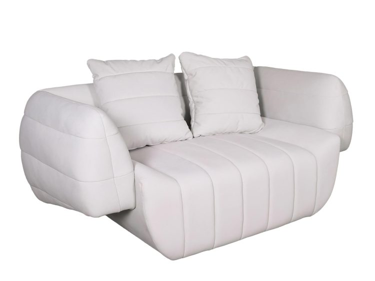 Sofa w kolorze białym z szerokim siedziskiem i trzema miękkimi poduszkami