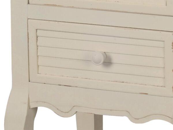 Detal drzwiczek z lamelami w szafce prowansalskiej w kolorze kremowym