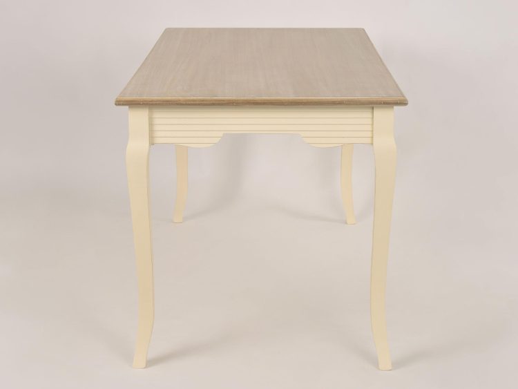 Stół w stylu shabby chic z prostokątnym blatem i rzeźbioną podstawą