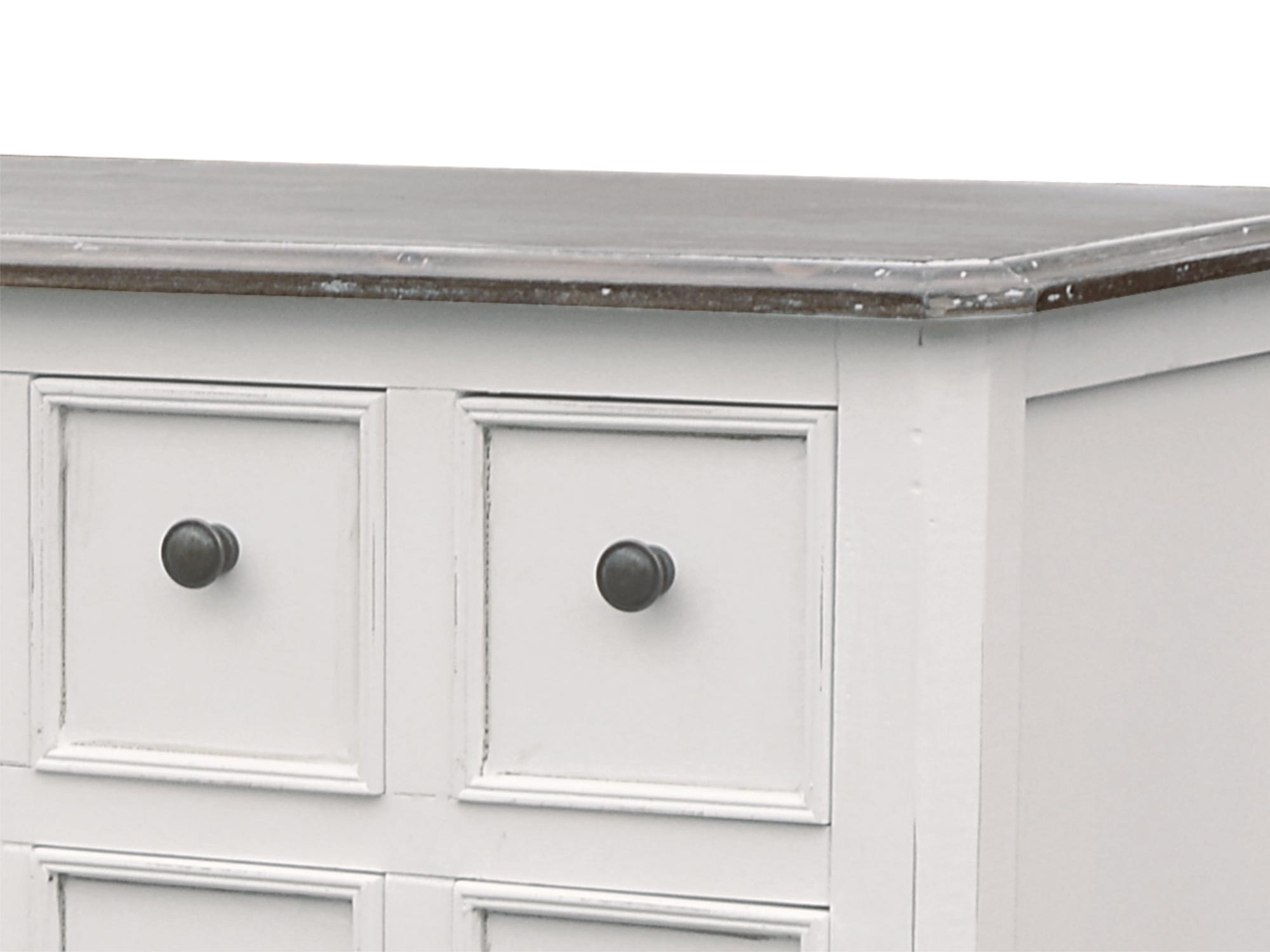 Zbliżenie na front szuflady z metalowym uchwytem i pionowym frezem