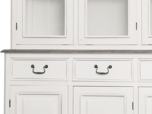 Komoda z przeszkloną nadstawką i metalowymi uchwytami