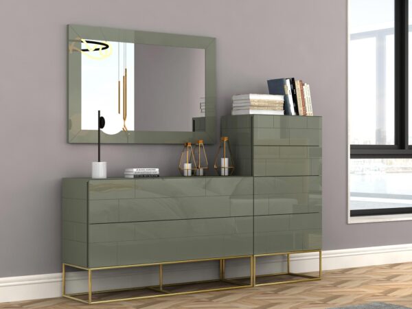 Aranżacja wnętrza z zieloną komodą, dużym lustrem i dekoracjami