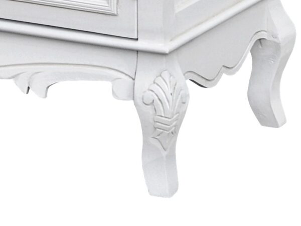 Zbliżenie rzeźbienia na cokole mebla w stylu francuskim